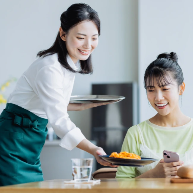 お客様に料理を提供する店員