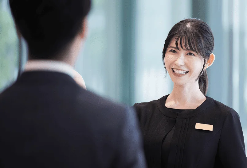 笑顔で出迎えるスタッフ