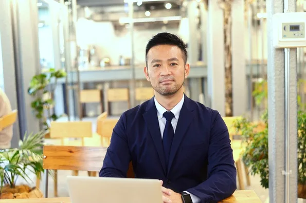 店舗運営について相談をうけるスタッフのイメージ