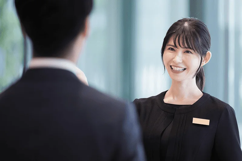 笑顔で出迎えるスタッフ