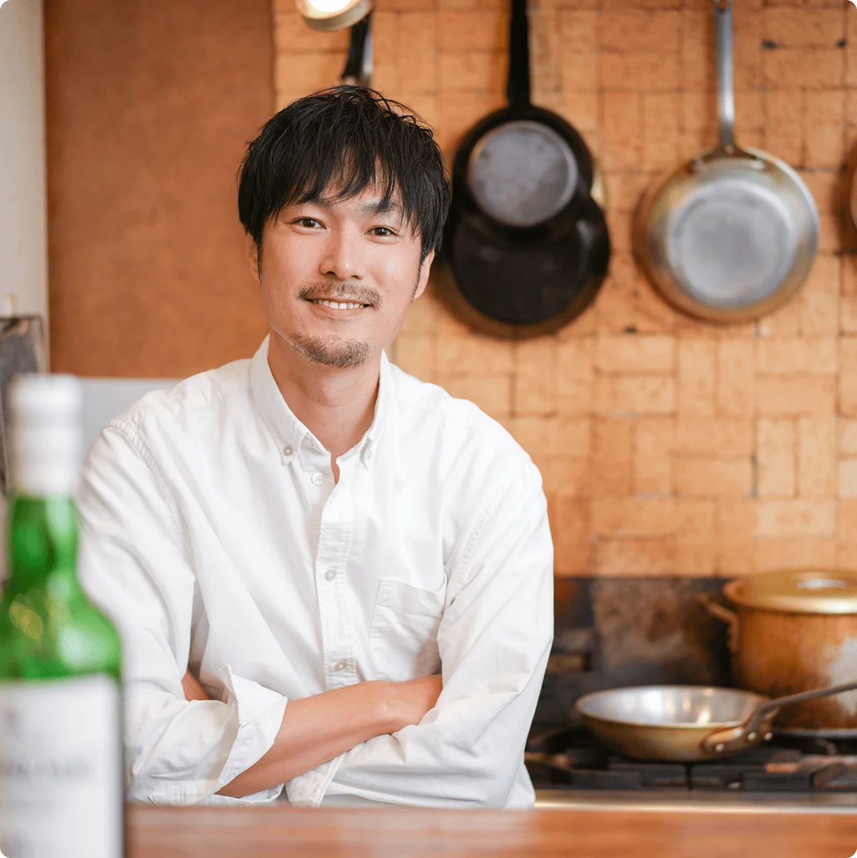 厨房に立つ飲食店の男性シェフ