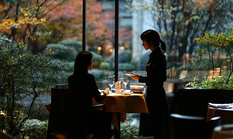 高級飲食店でお客様に寄り添う接客をするスタッフ